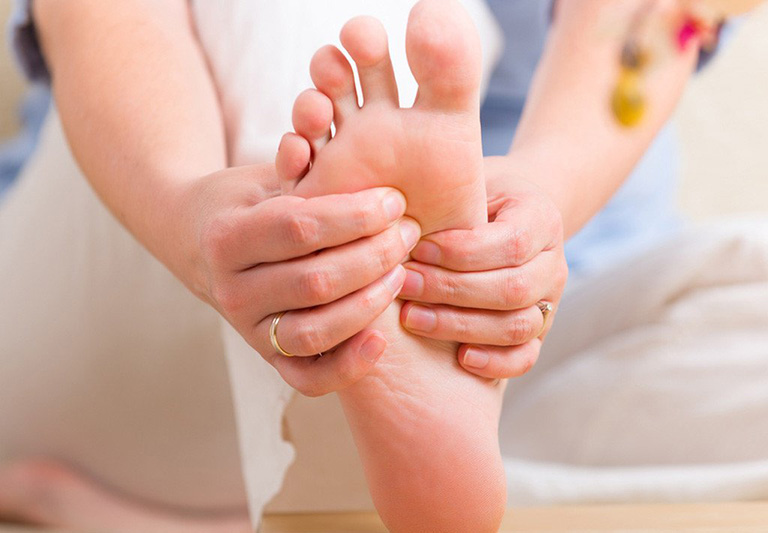 Đau vùng gan bàn chân tùy theo diện chi phối cảm giác dây thần kinh